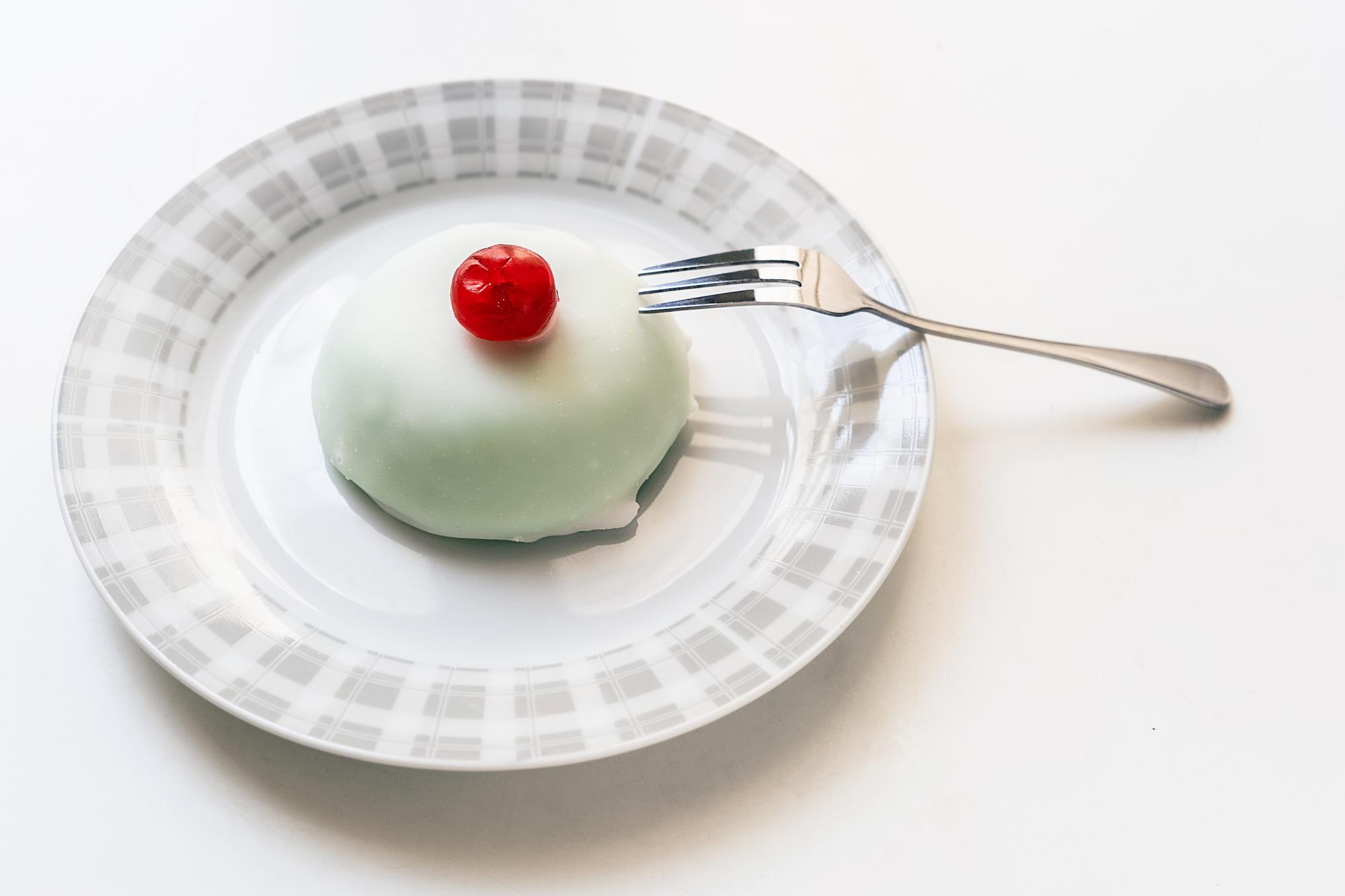 Plated dessert with portion guide and timer